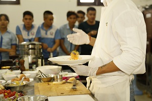 Sinh viên Khoa Du Lịch được thực hành nghiệp vụ với Bếp trưởng Khách sạn 5 sao.