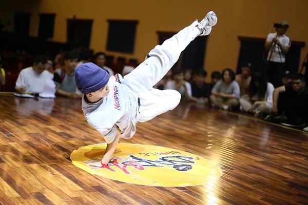 Cuộc thi nhảy đối kháng BBOY BATTLE tại trường Cao đẳng Công nghệ cao Đồng An