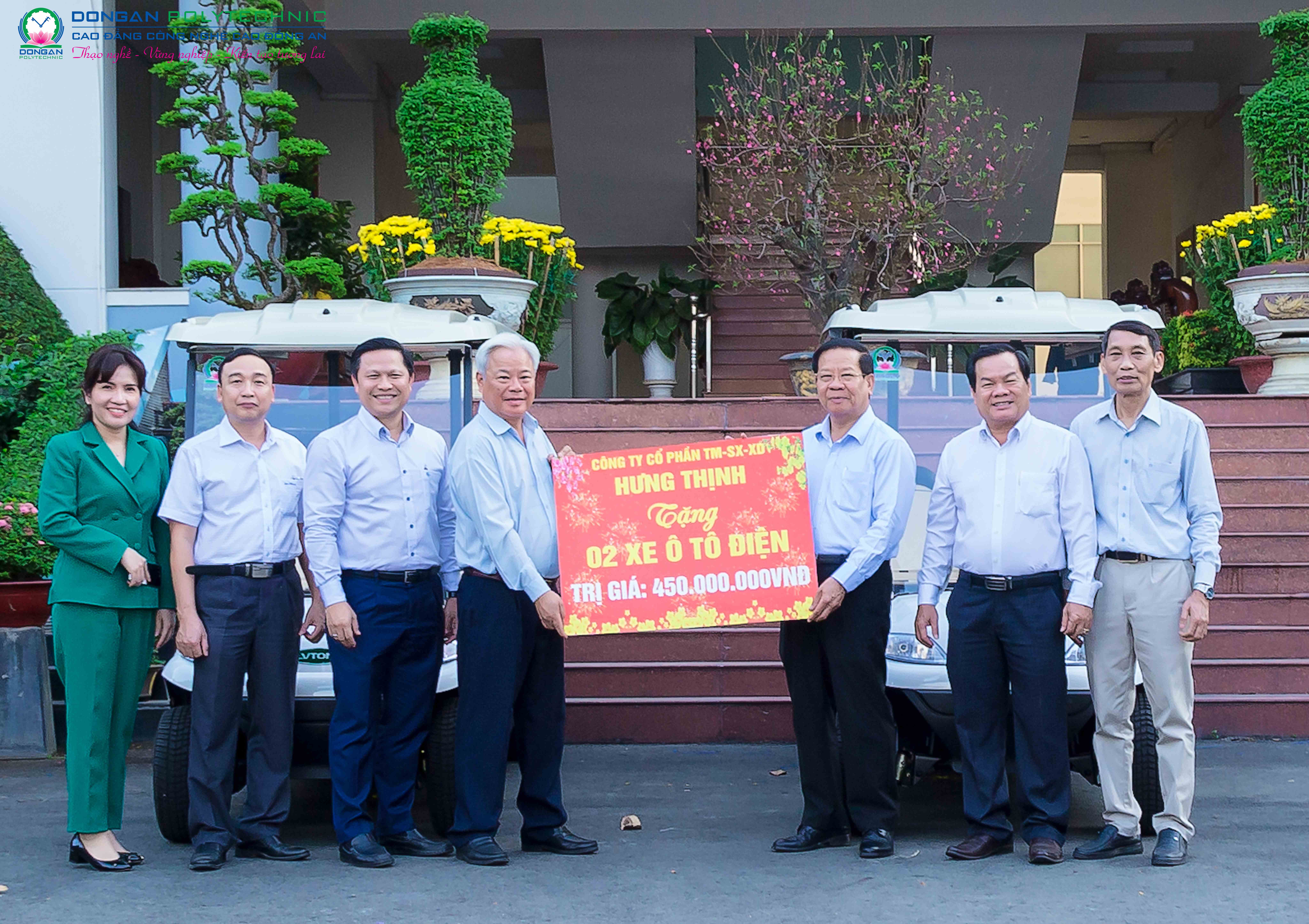 Chủ tịch HĐQT Trường cao đẳng Công nghệ cao Đồng An trao tặng UBND thành phố Dĩ An 2 xe ô tô điện