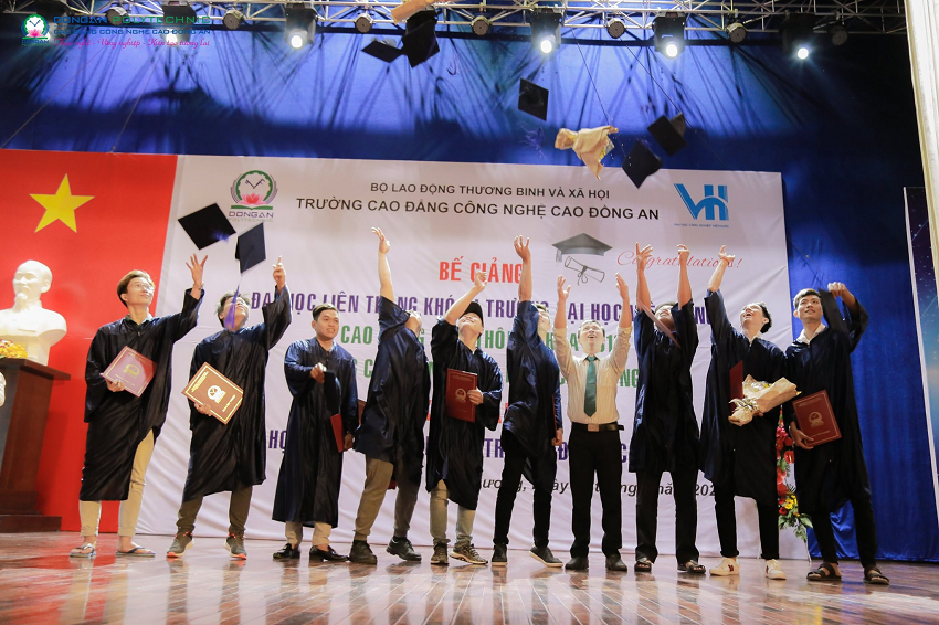 Tưng bừng Lễ bế giảng Đại học Liên thông khóa 1 và khai giảng Đại học liên thông khóa 2  trường Đại học Công nghiệp Việt – Hung tại DAP