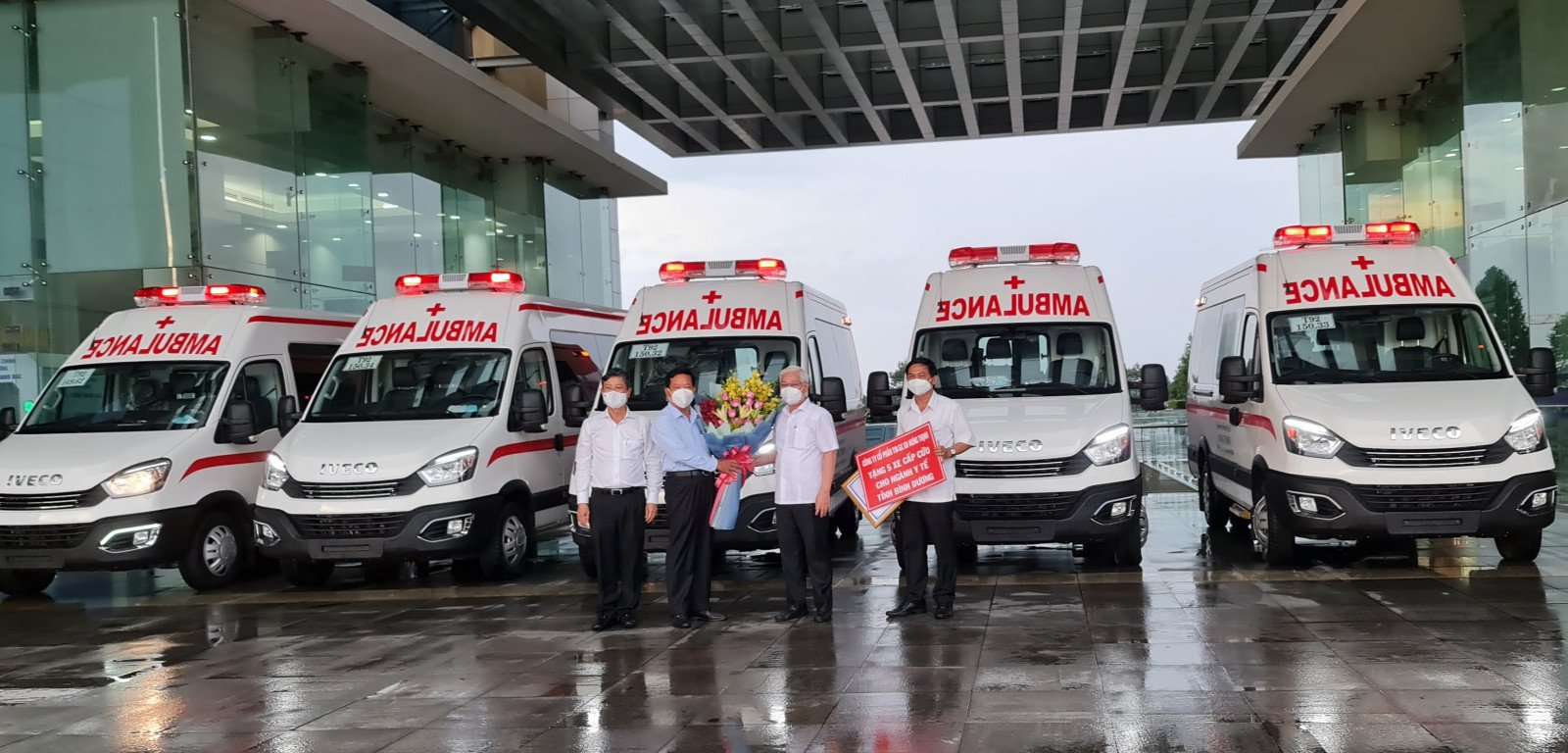 Chủ đầu tư Trường Cao đẳng Công nghệ cao Đồng An tặng 14 xe cứu thương cho Ban Chỉ đạo phòng, chống dịch Covid-19 tỉnh Bình Dương