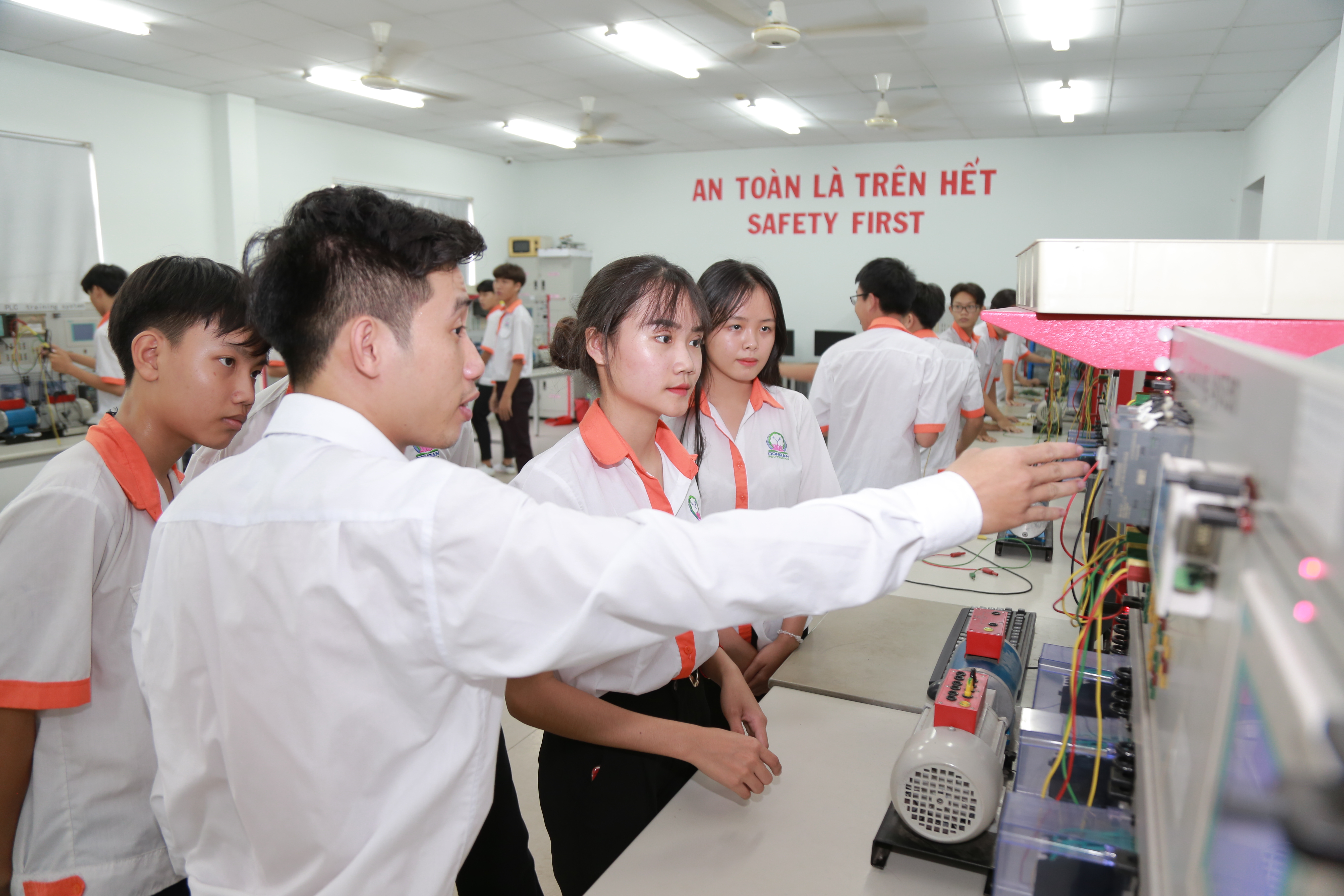 1/hinh-5-sinh-vien-thuc-hanh-plc_21012022105200458_quqiecul.by3.JPG